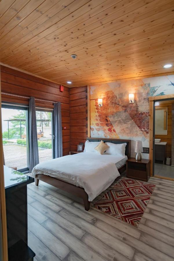 Saffronstays Paradise Pines, Dehradun - Cliff Villa With Valley & Forest Views Eksteriør billede