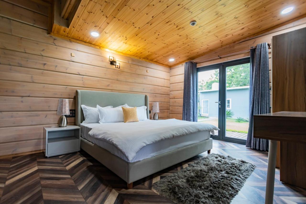 Saffronstays Paradise Pines, Dehradun - Cliff Villa With Valley & Forest Views Eksteriør billede